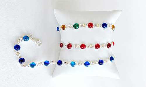 Bijoux : Bracelets à perles de verres multicolores et monture en argent massif